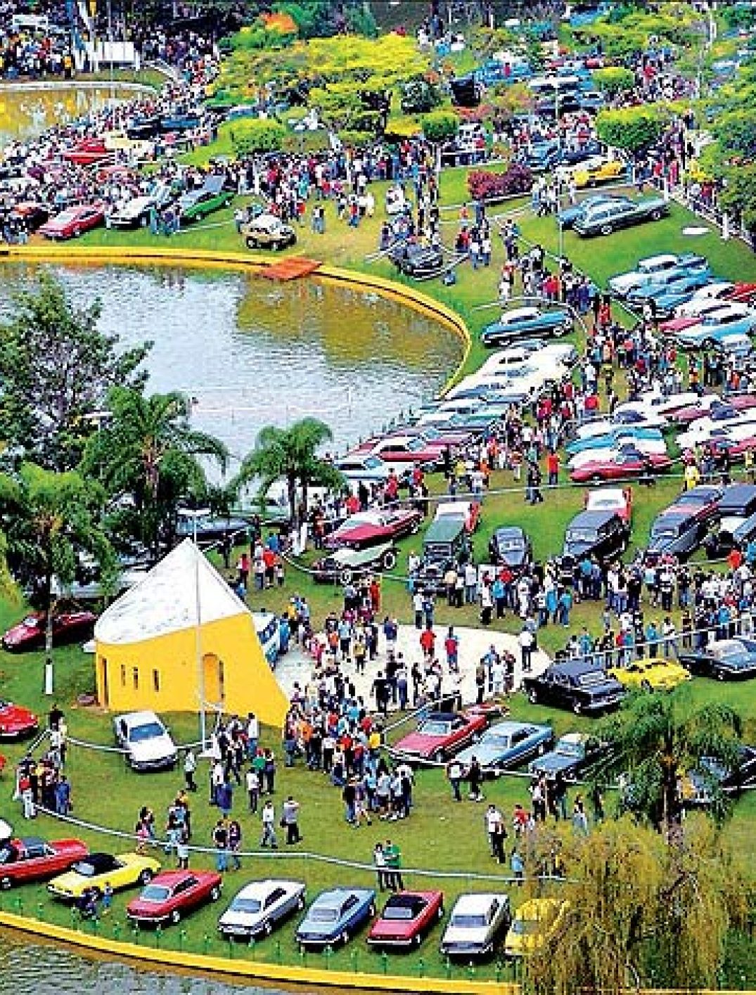 Encontro de carros no grande lago Lindoia - shopping catalão