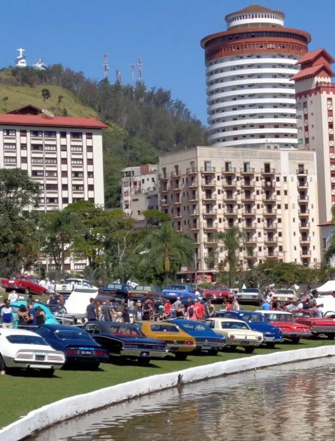 Encontro de carros antigos no grande lago Lindoia - shopping catalão